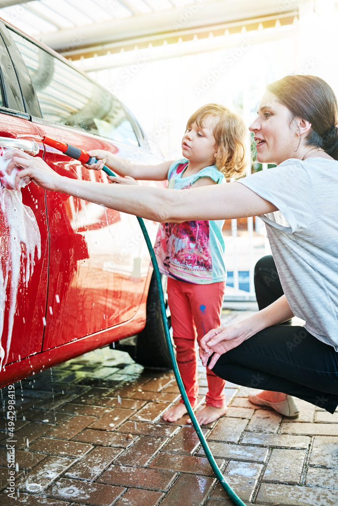 共度美好时光。一对母女一起洗车的镜头。