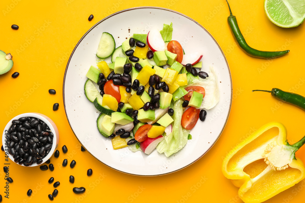 盘子里有美味的墨西哥蔬菜沙拉和彩色背景材料