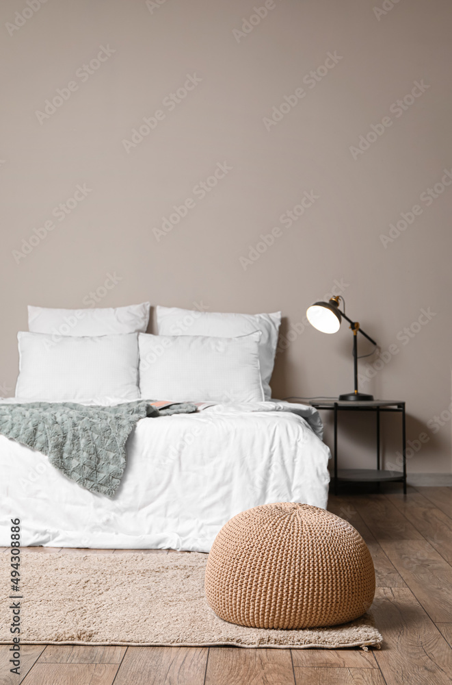 现代卧室内部的米色窗帘