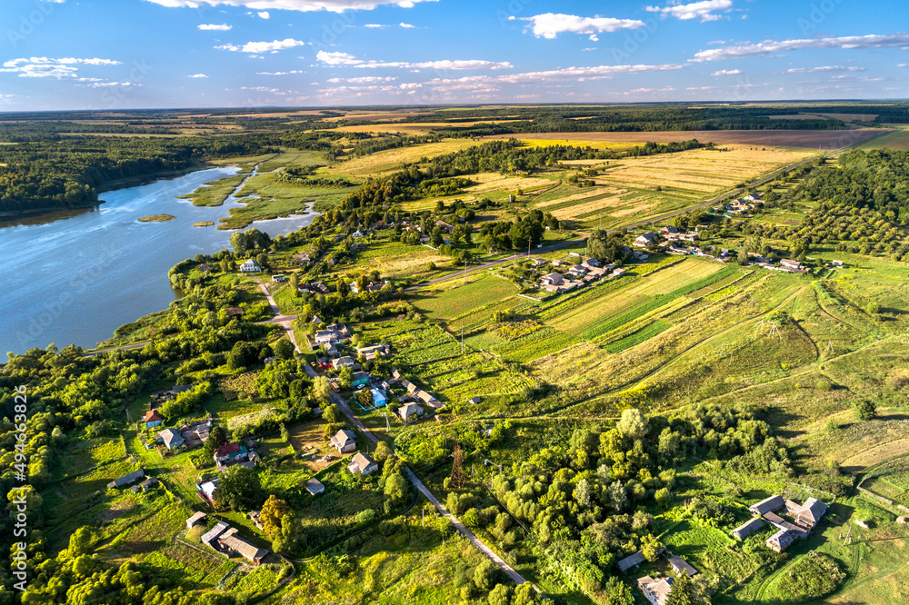 俄罗斯Chernozemye.Nizhnyaya Vablya村的空中景观，库尔斯克地区，靠近Ru