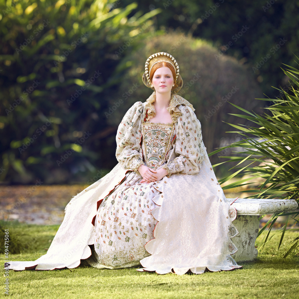 等待她的国王。一位贵族妇女坐在户外宫殿的画像。