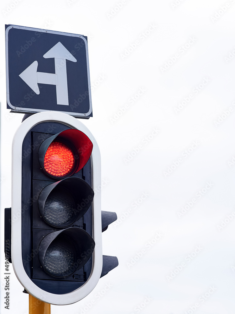 停车信号。灰色天空下的红绿灯镜头。