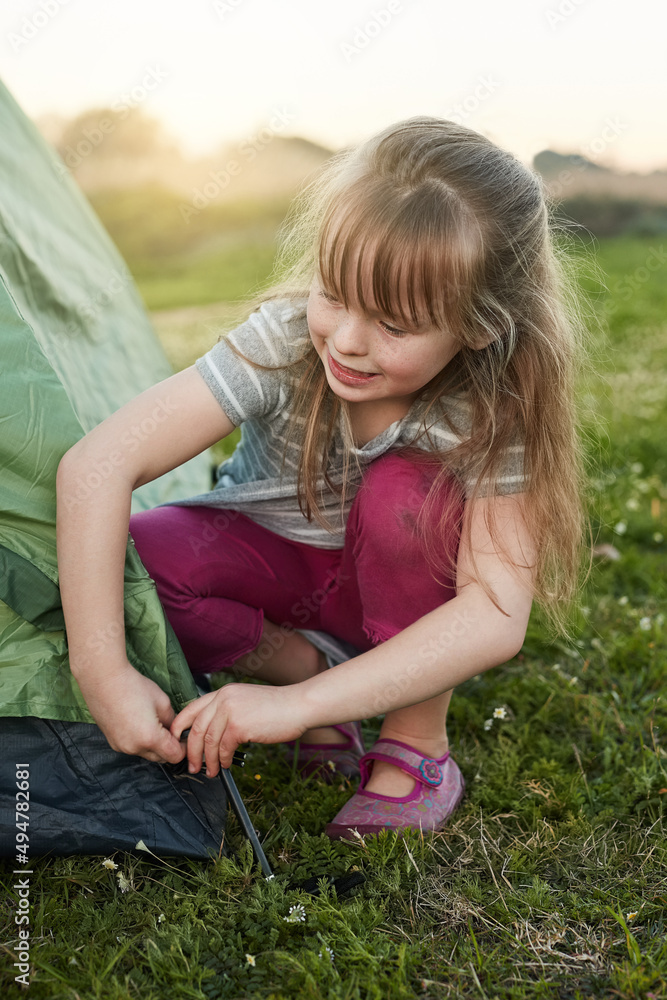 只要叫我营地管理员就行了。一个小女孩独自搭建帐篷的裁剪镜头。
