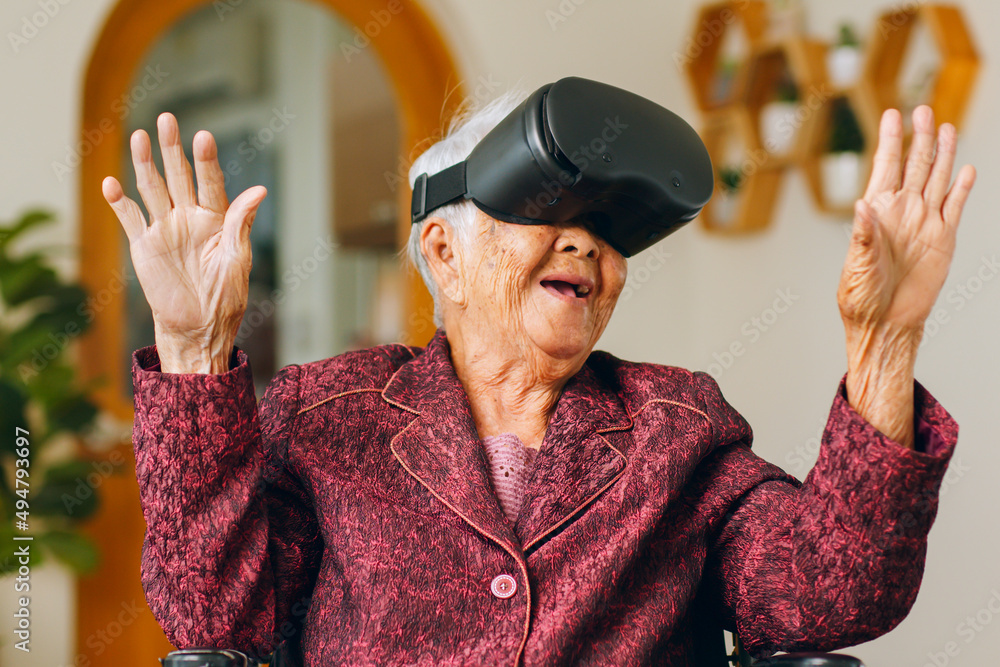 戴着vr耳机的亚洲老年人对元宇宙感到兴奋。退休和老年生活方式