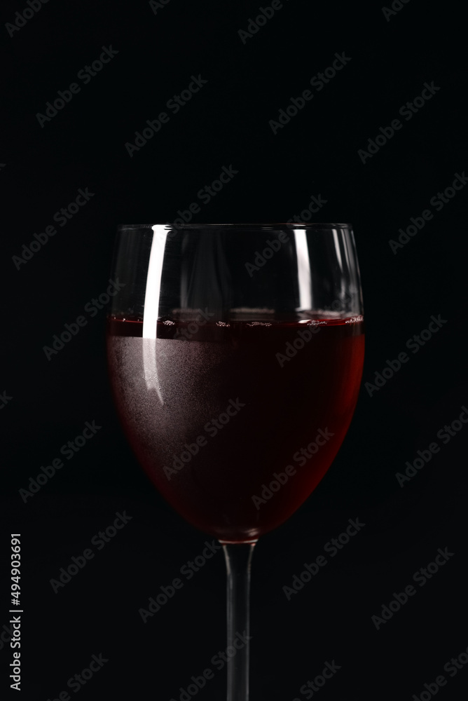 一杯深色背景的美味红酒