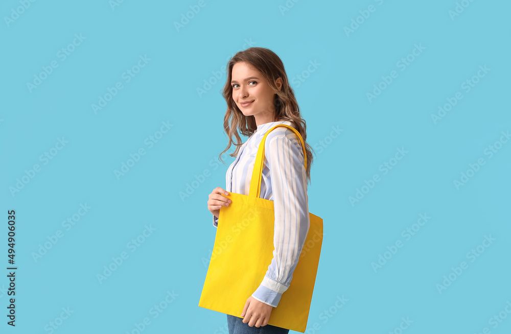 漂亮的年轻女人，蓝底黄色环保袋