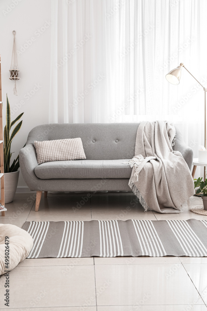 现代客厅室内舒适的沙发和时尚的地毯