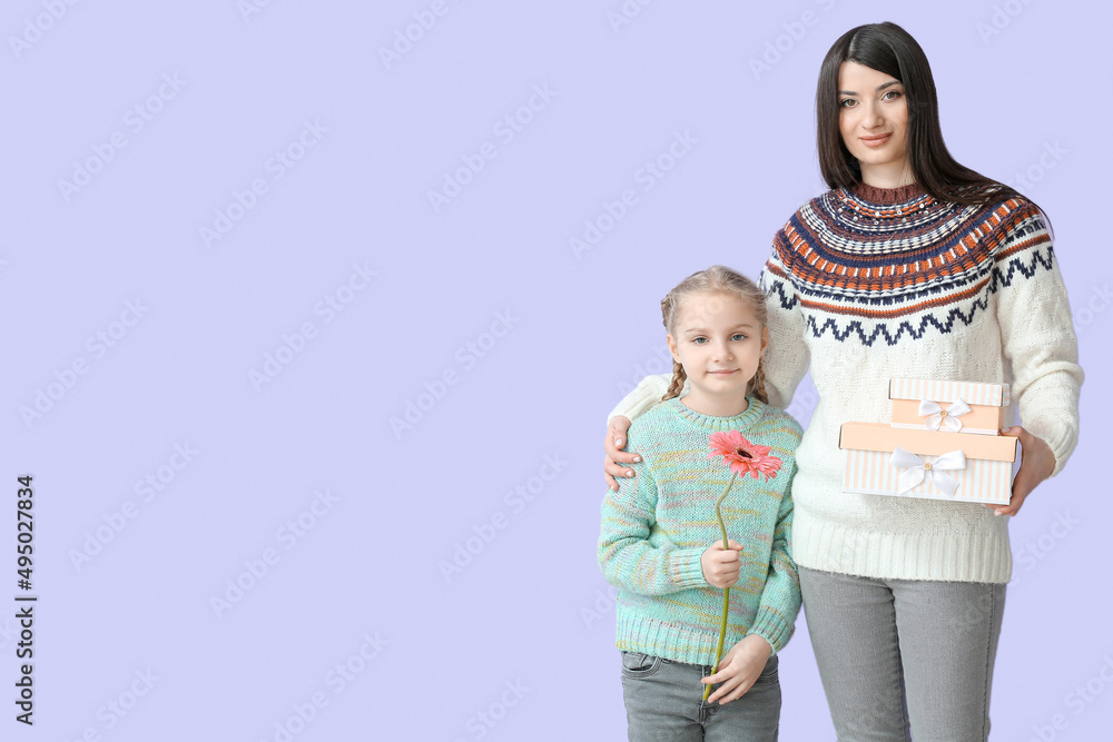 小女孩和她的妈妈穿着暖毛衣，淡紫色背景的礼物
