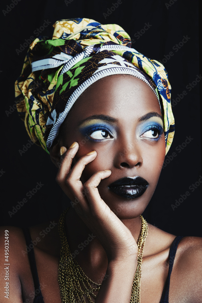 她是一个真正的非洲美女。一个美丽的非洲女人在黑色背景下摆姿势。