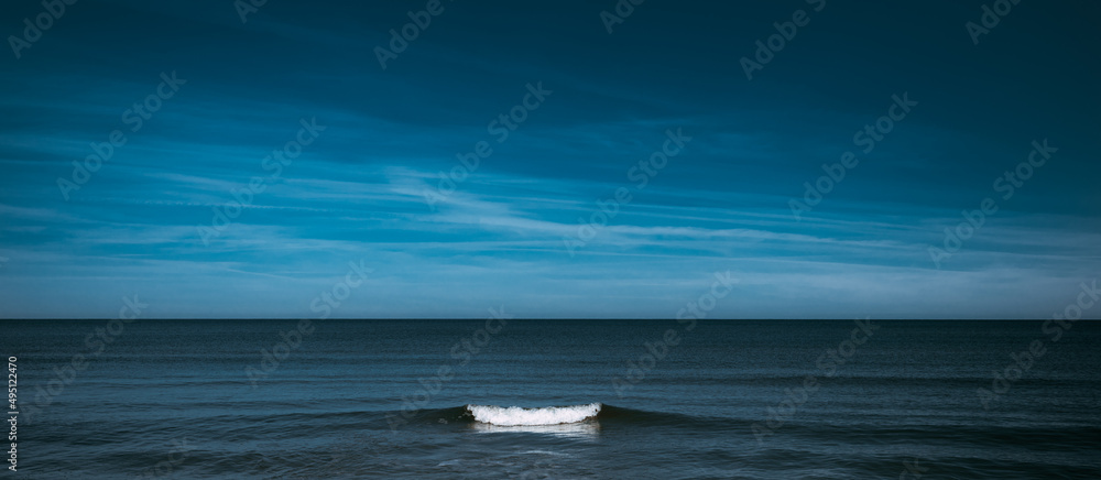 平静的海面上孤独的波浪全景海景