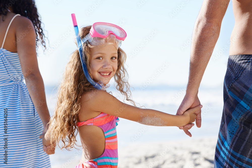 家庭海滩度假。一个带着浮潜装备的可爱小女孩的肖像，与她手牵手行走