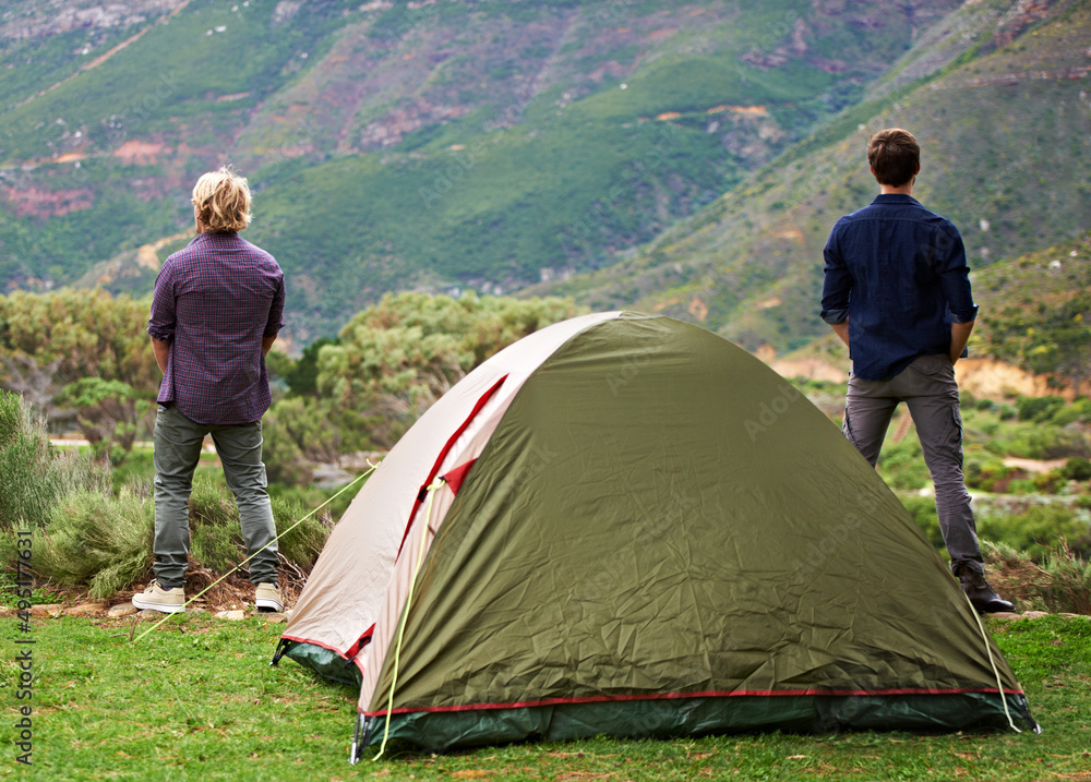 欣赏大自然的壮丽。两个男人在露营地放松。
