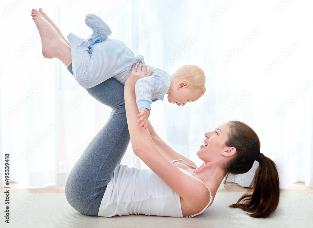 妈妈和我一起锻炼。一个年轻女人和她的男婴一起锻炼的镜头。