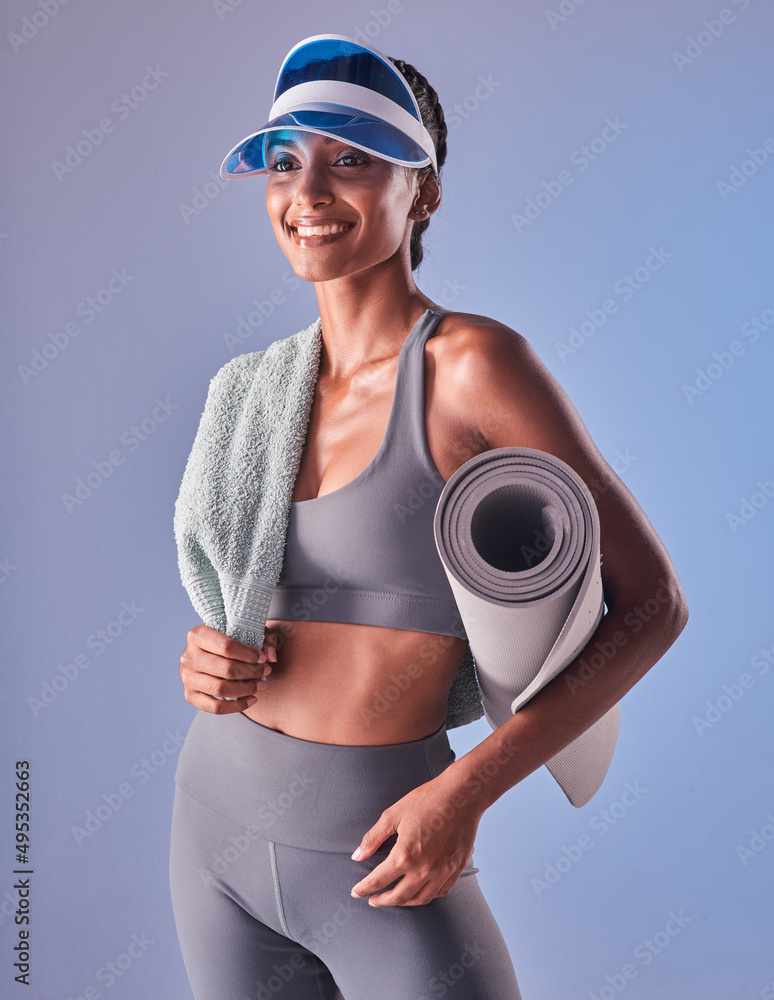 健康是人生最大的乐趣。一个健康的年轻女人拿着毛巾和e的工作室镜头