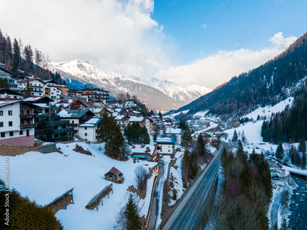 奥地利阿尔贝格圣安东滑雪度假小镇，拥有令人惊叹的冬季晴朗天空和雪山