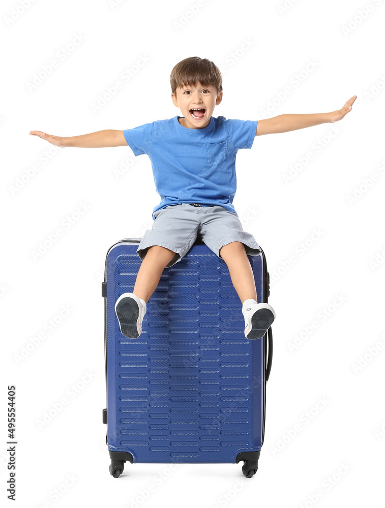 白色背景带行李箱的小男孩