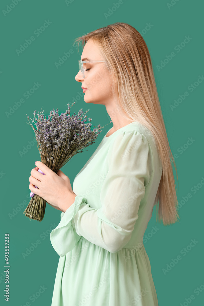 美丽的女人，绿色背景上有一束薰衣草花