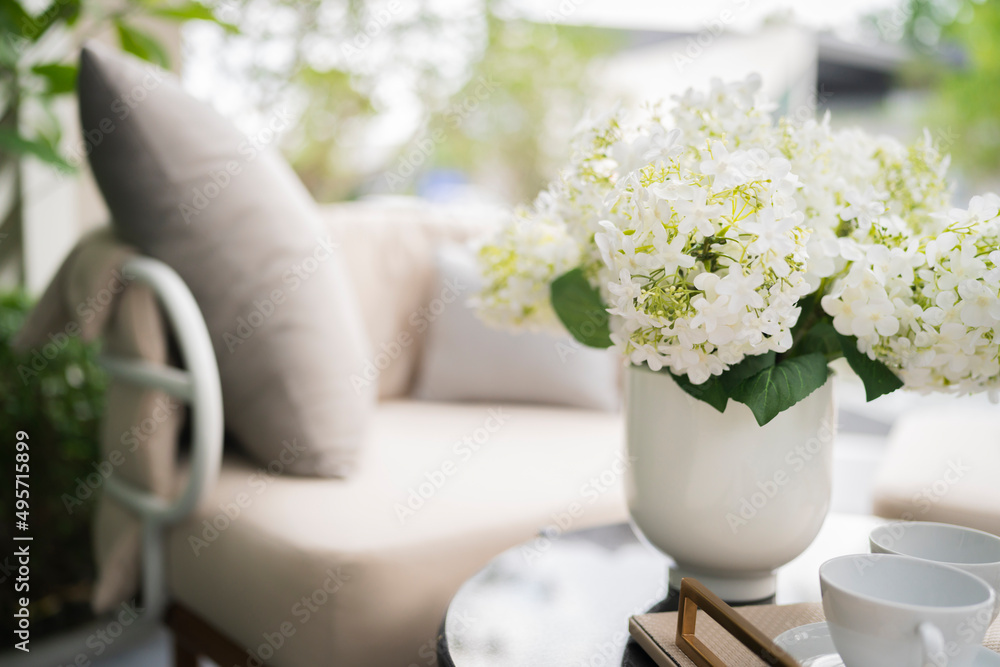 gazabo室内设计，花园户外白色扶手椅，带白色主题咖啡边桌