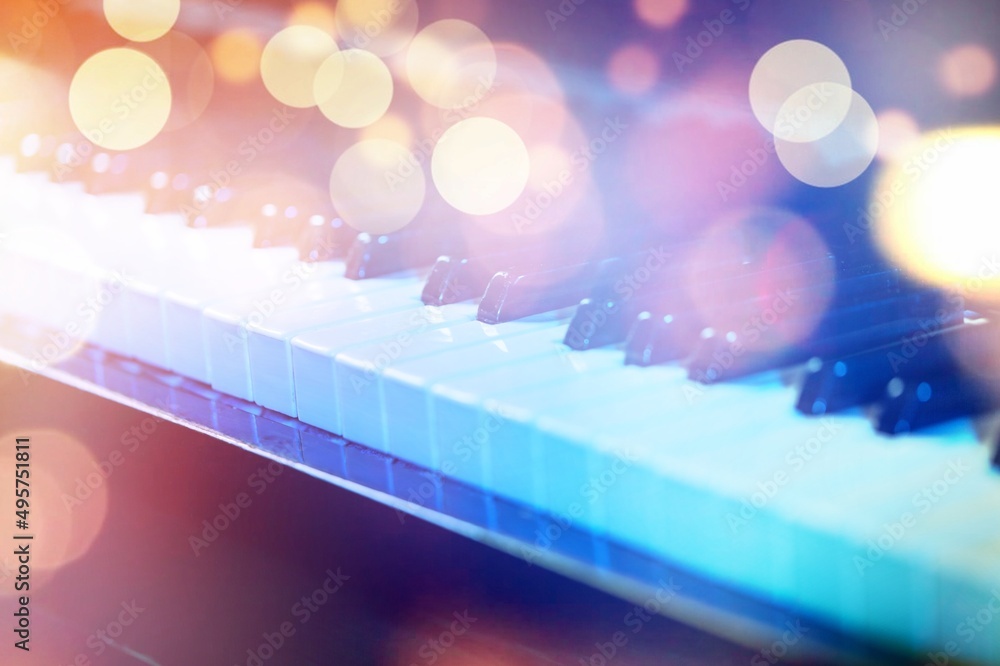 粉色和蓝色霓虹灯颜色的经典钢琴键盘按键。