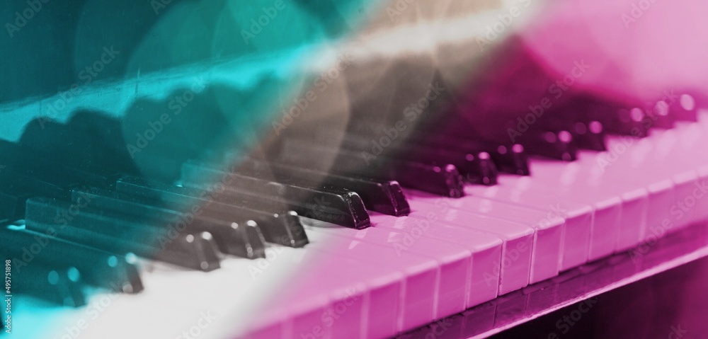按键为粉红色和蓝色霓虹灯颜色的经典钢琴键盘。