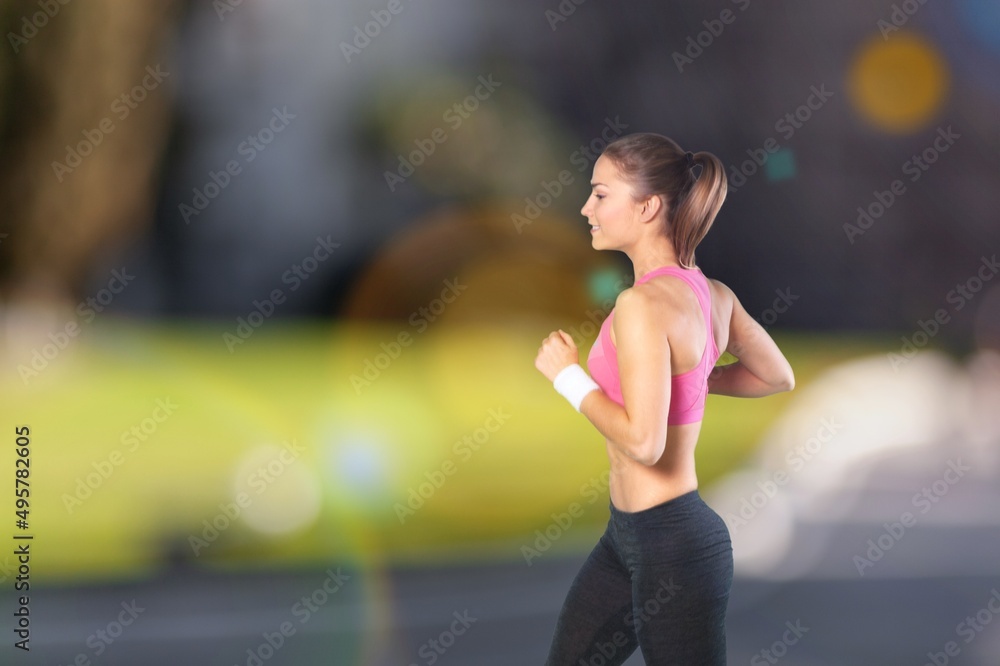 健康的女运动员享受户外生活方式运动训练锻炼。穿着运动服的女人很聪明