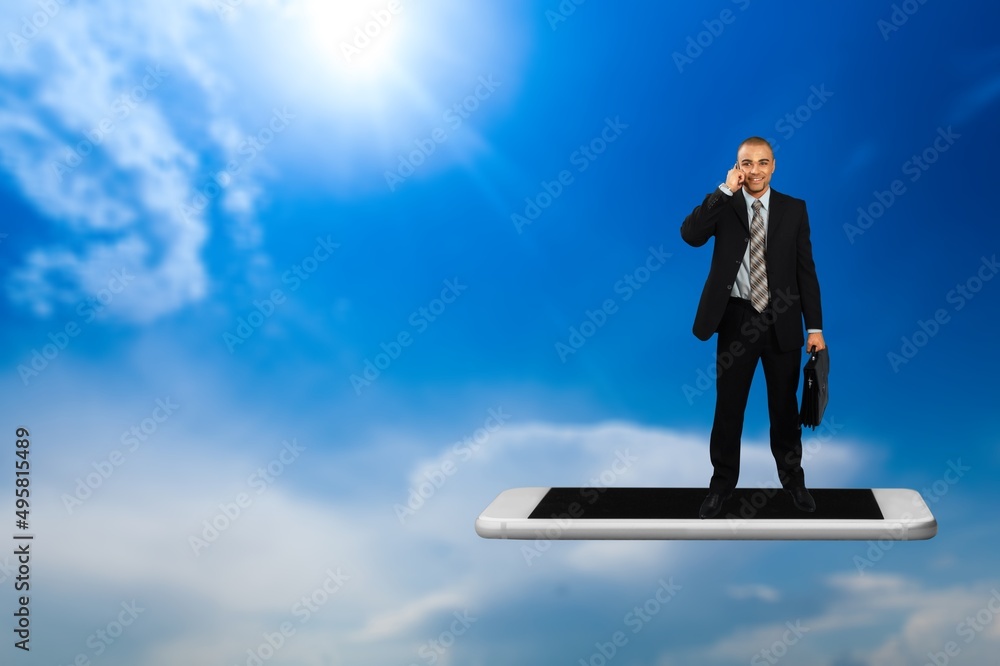 站在飞行智能手机上的商人在空中使用手机。移动用户体验