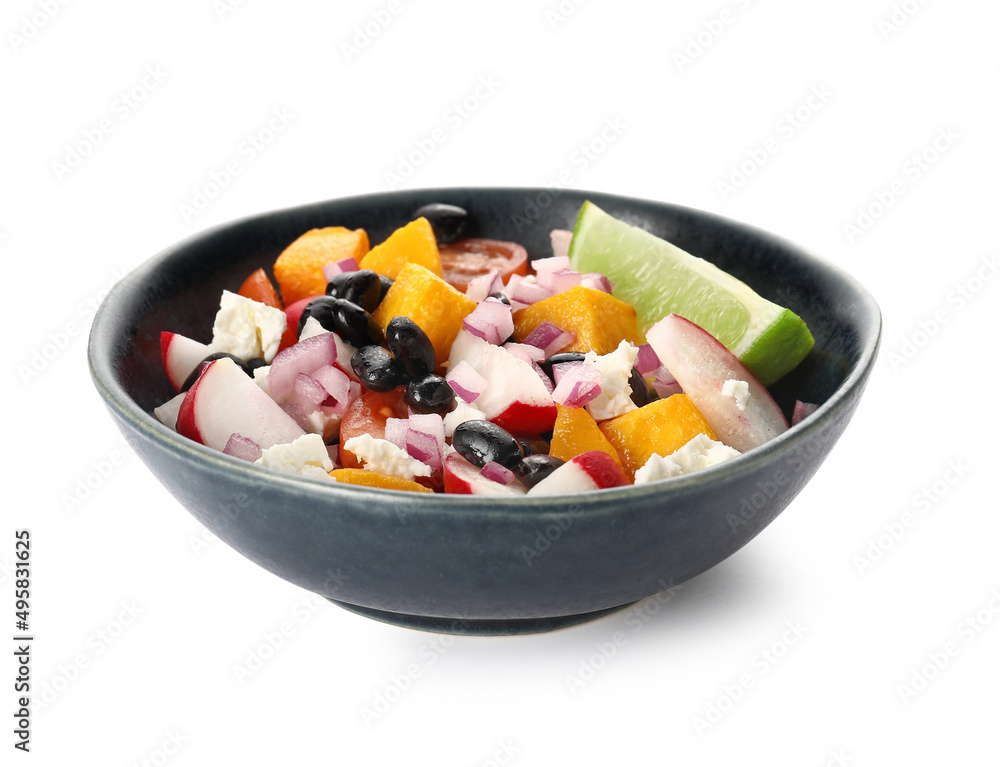 一碗美味的墨西哥蔬菜沙拉，白底萝卜黑豆