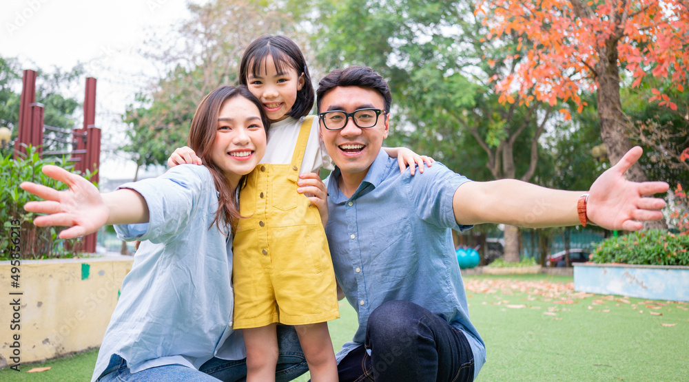 年轻的亚洲家庭在公园一起玩耍的画面