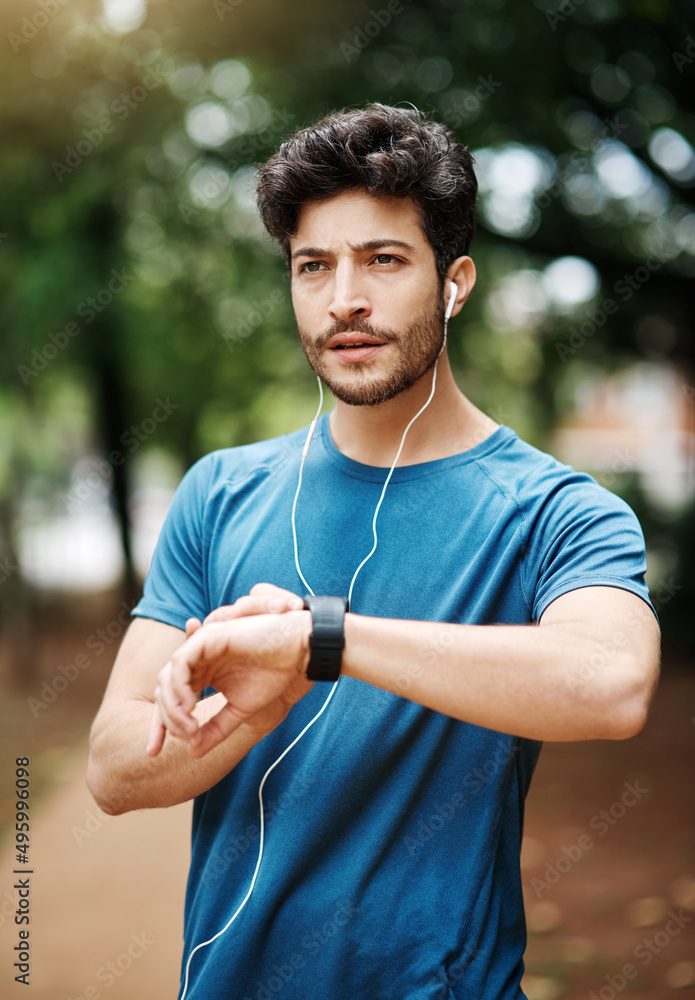 我可以腾出时间。一个运动型年轻人在户外锻炼时听音乐的镜头。