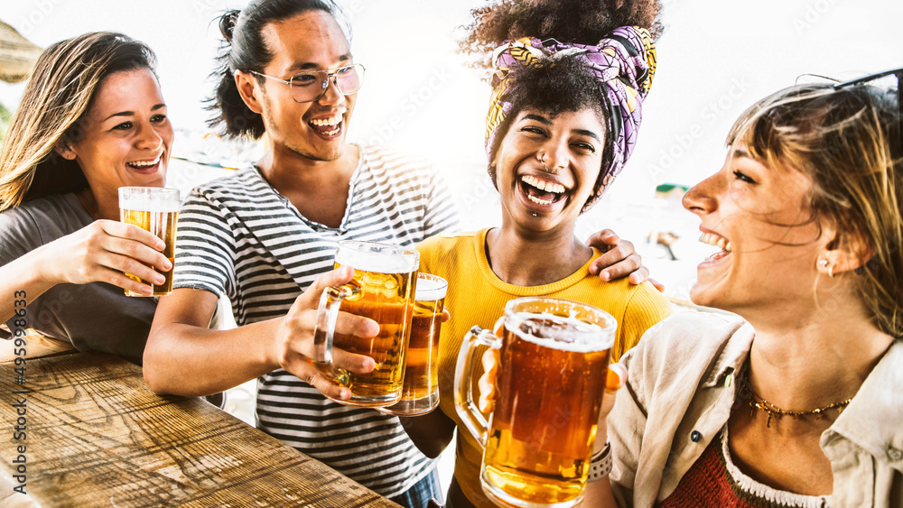 多元文化的朋友们在外面一起为啤酒杯欢呼——快乐的年轻人庆祝夏天