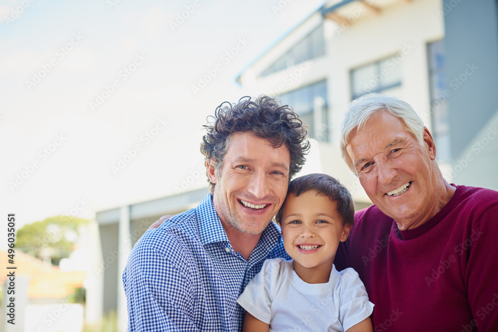 拜访爷爷。一个男人和他的父亲和儿子站在外面的裁剪肖像。