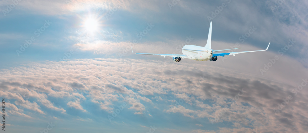 白色客机在天空中飞行，背景中的云彩令人惊叹-乘坐航空运输