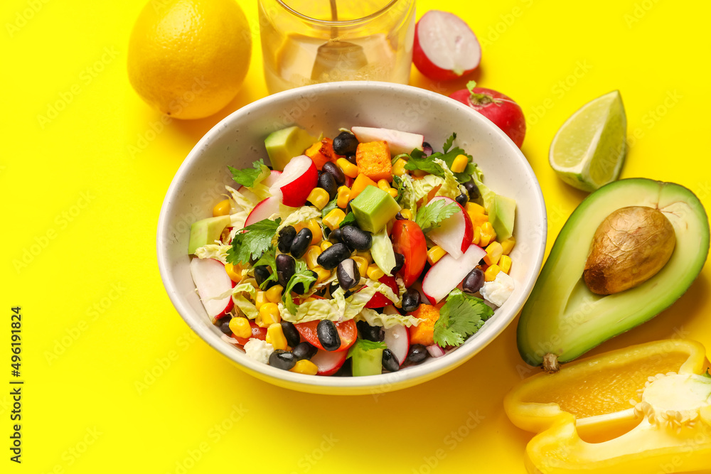 一碗墨西哥蔬菜沙拉，黄底黑豆、萝卜和配料