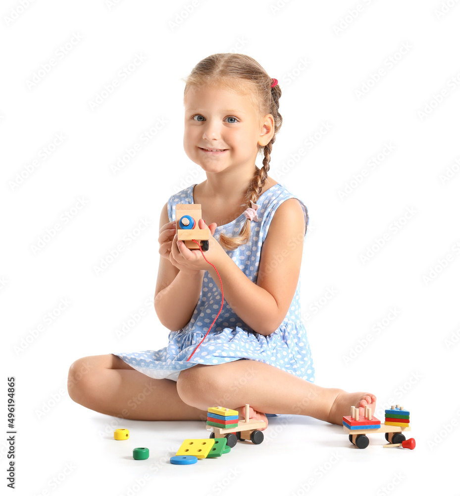可爱的小女孩在白色背景下玩积木