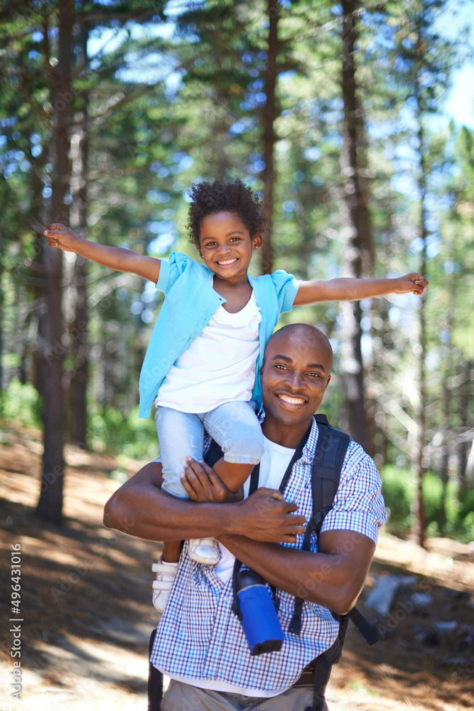 一起享受大自然。一位快乐的年轻非洲父亲在户外与女儿玩耍