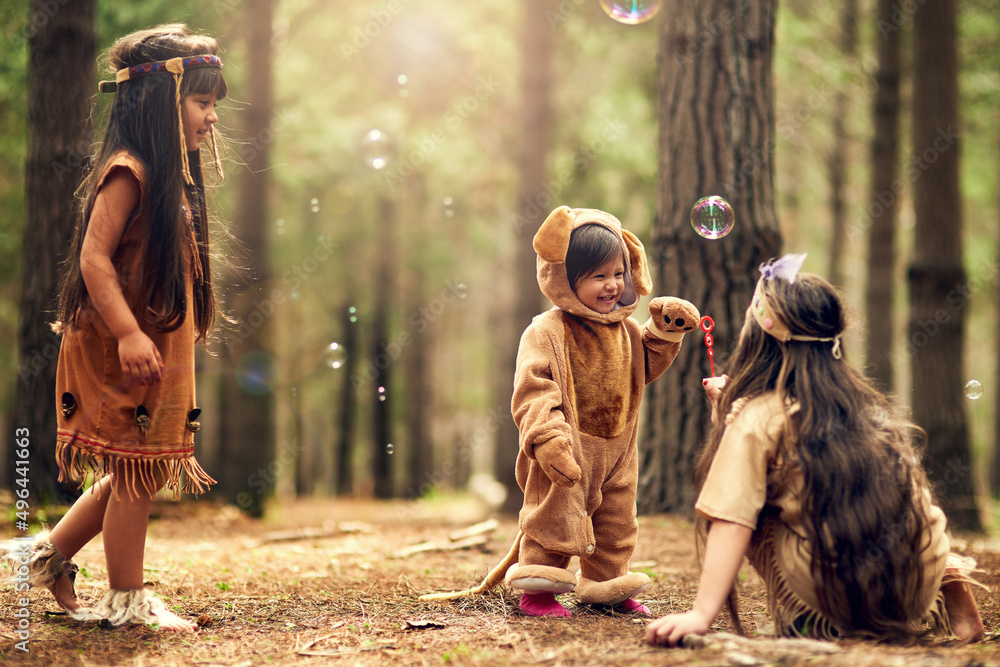 虚构之地。三个小女孩在树林里玩盛装舞步的全镜头。