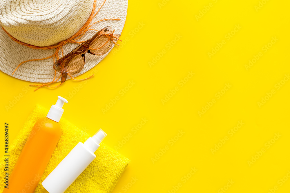 使用防晒霜进行皮肤护理。使用防晒霜和带草帽的太阳镜