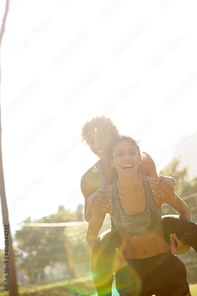 我们在锻炼时总是很开心。一对运动型年轻夫妇外出一天的裁剪镜头
