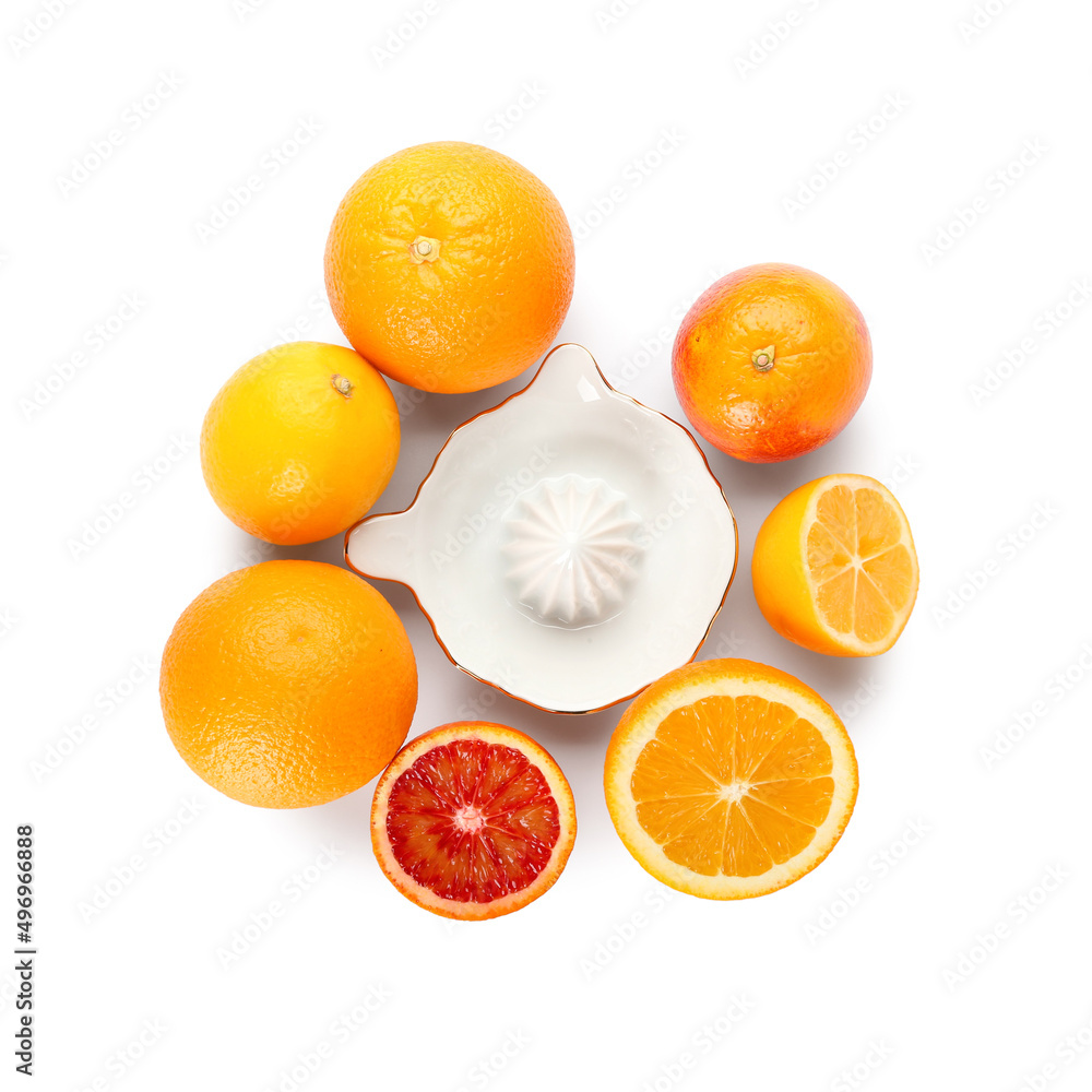陶瓷榨汁机和白底柑橘类水果