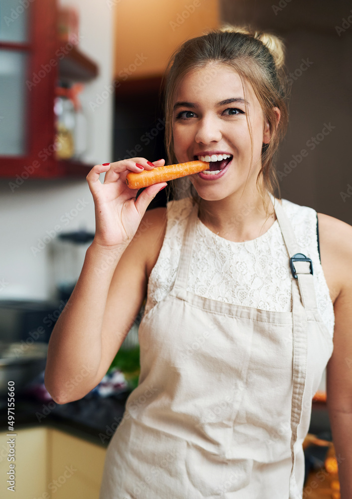 当饥饿来临时……一位有魅力的年轻女子在h吃胡萝卜的裁剪肖像