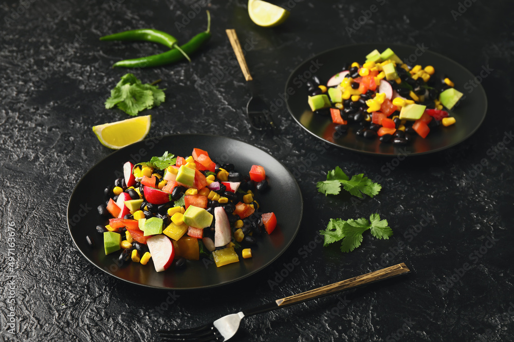 一盘美味的墨西哥蔬菜沙拉，黑底黑豆和萝卜