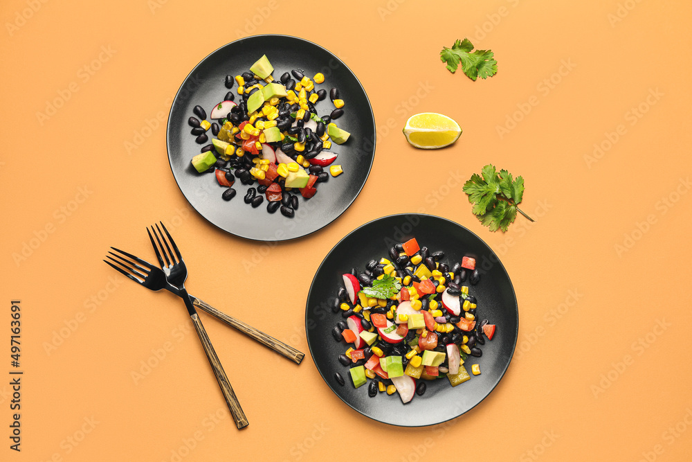 一盘美味的墨西哥蔬菜沙拉，背景是黑豆和萝卜