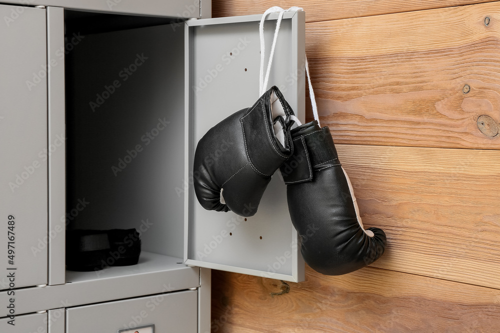 更衣室里的带拳击手套的储物柜