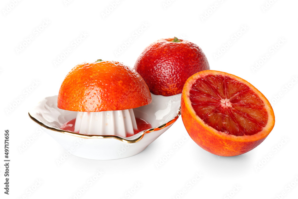 白色背景的陶瓷榨汁机和葡萄柚