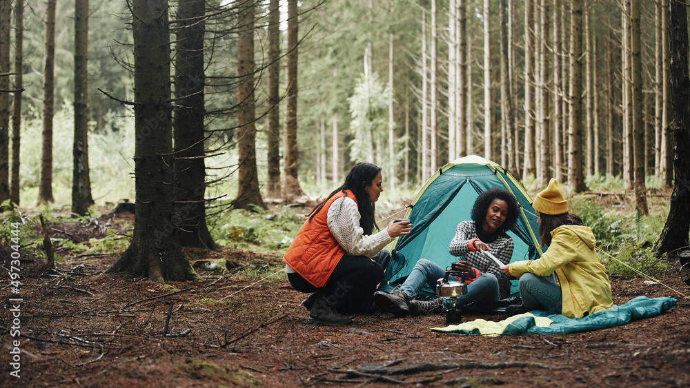 妇女在树林里的露营地放松