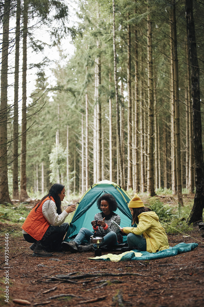 妇女在森林露营地放松