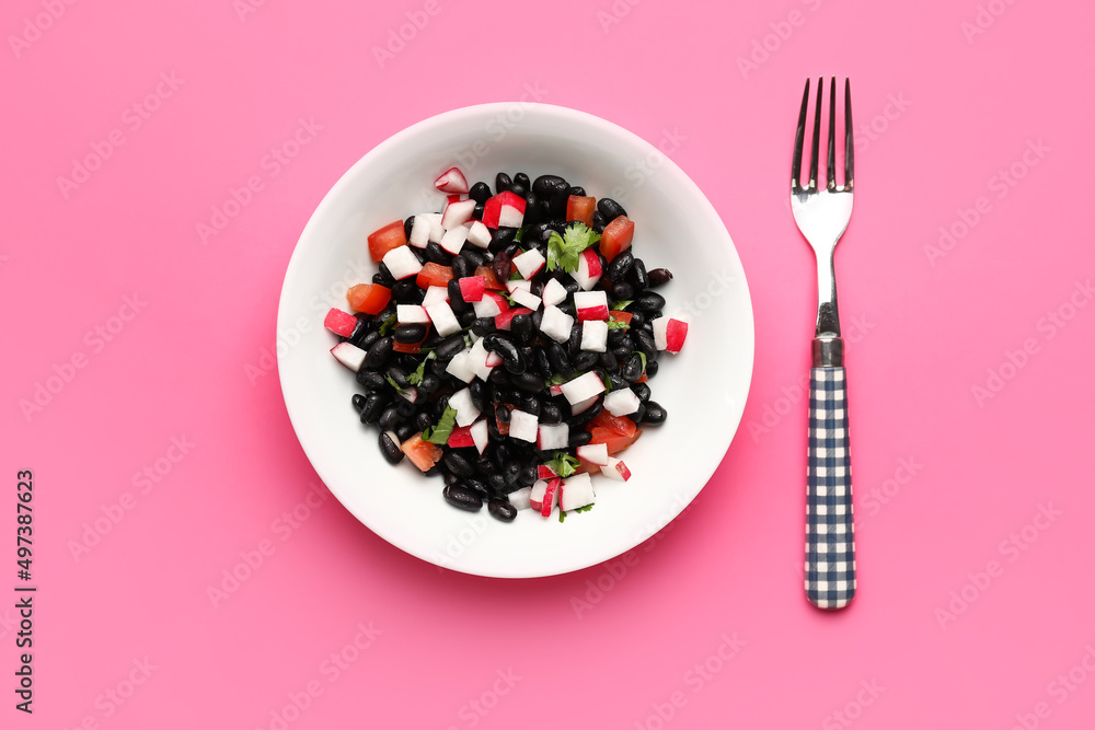 一碗美味的墨西哥沙拉，粉色背景是黑豆和萝卜