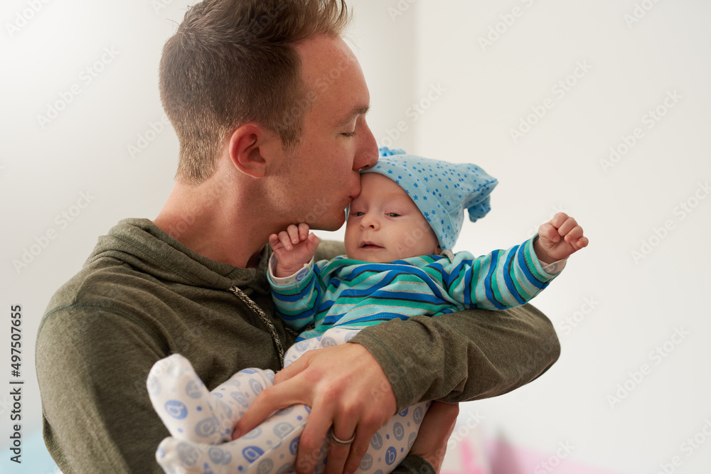 他们之间的纽带真的很特别。一个父亲在家里和他的男婴建立联系的裁剪镜头。