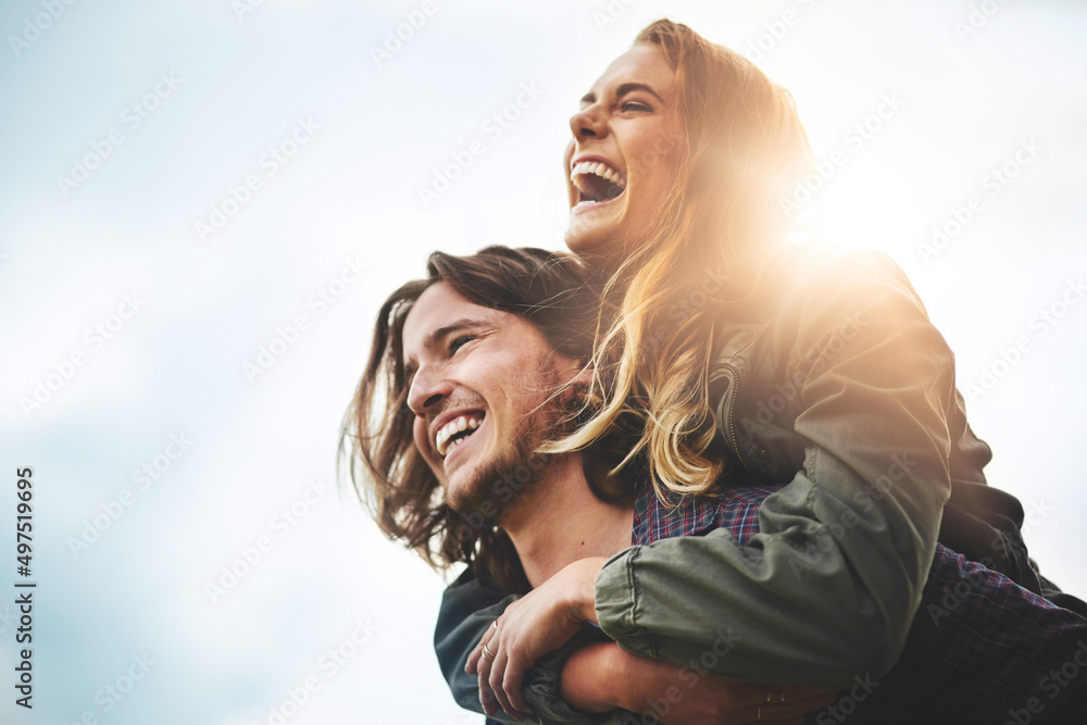 生活，欢笑，爱情。一对幸福的年轻夫妇在外面玩得很开心的照片。