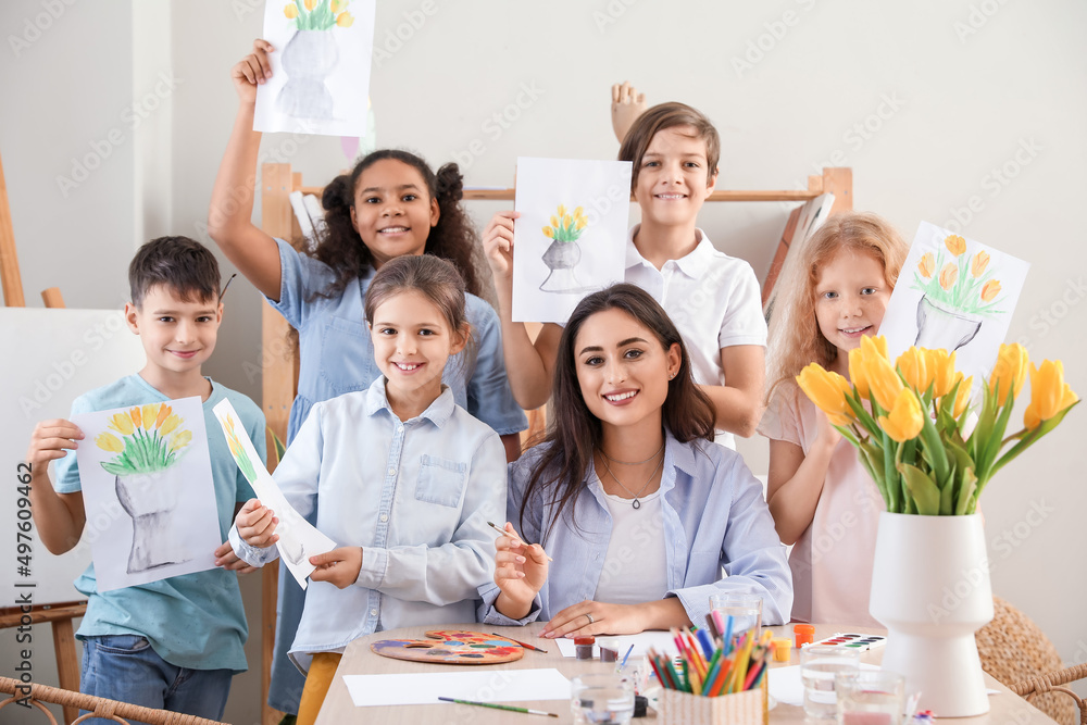 可爱的孩子和老师在艺术大师课上画画